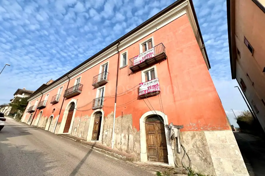 Palazzo in vendita di 900 mq a €700.000 (rif. 14/2025)