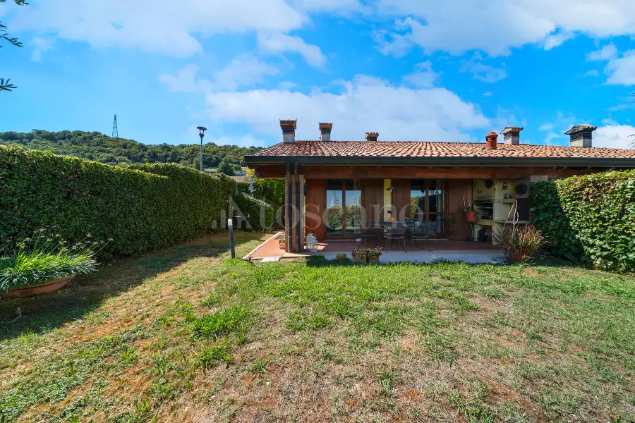 Villa Bifamiliare in vendita di 250 mq a €665.000 (rif. 50/2025)