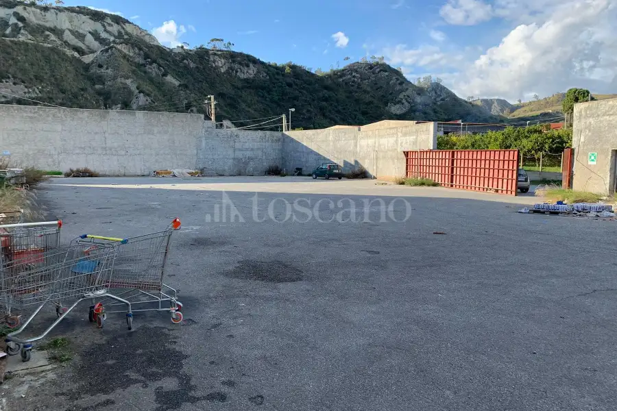 Capannone in affitto di 2.800 mq a €4.300 (rif. 49/2025)