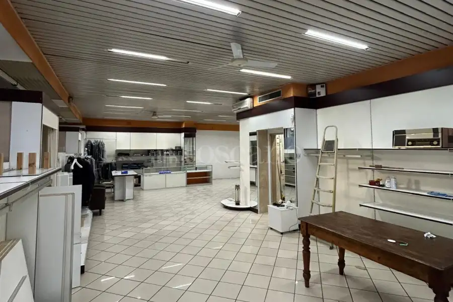Negozio in vendita di 160 mq a €165.000 (rif. 12/2026)