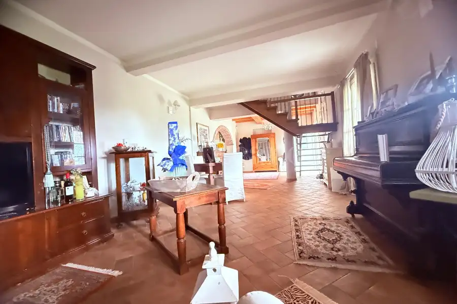 Casale in vendita di 300 mq a €990.000 (rif. 9/2026)