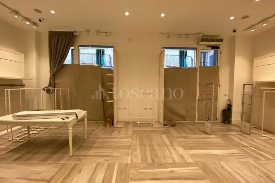 Negozio in vendita di 140 mq a €325.000 (rif. 70/2025)