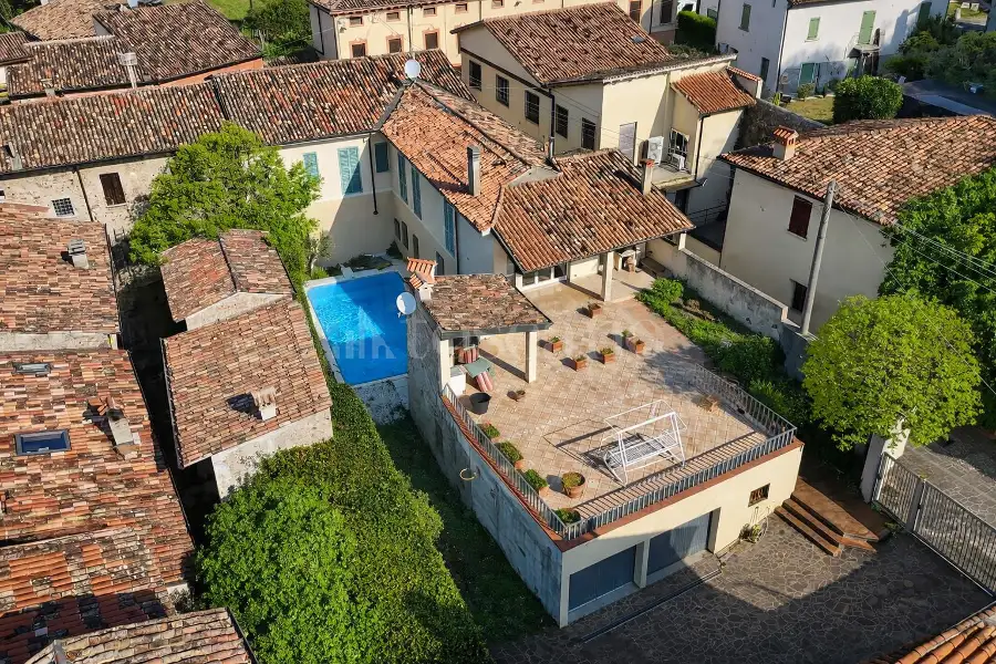 Palazzo in vendita di 400 mq a €425.000 (rif. 6/2026)