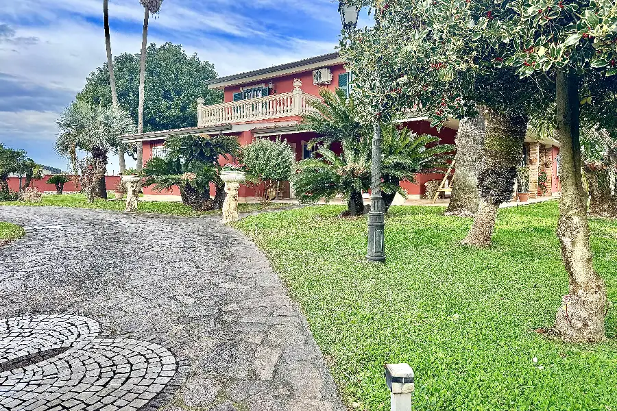 Villa in vendita di 300 mq a €445.000 (rif. 11/2025)