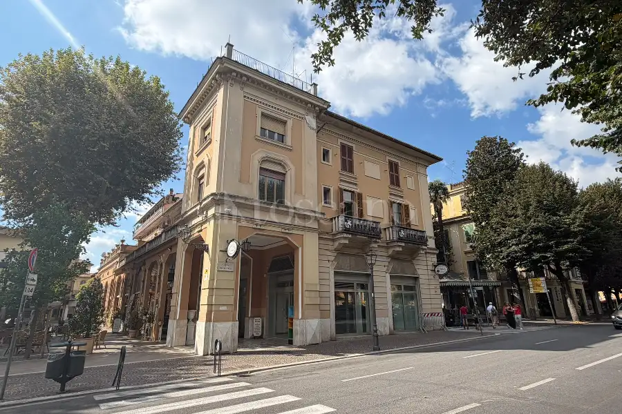 Negozio in affitto di 210 mq a €7.000 (rif. 13/2026)