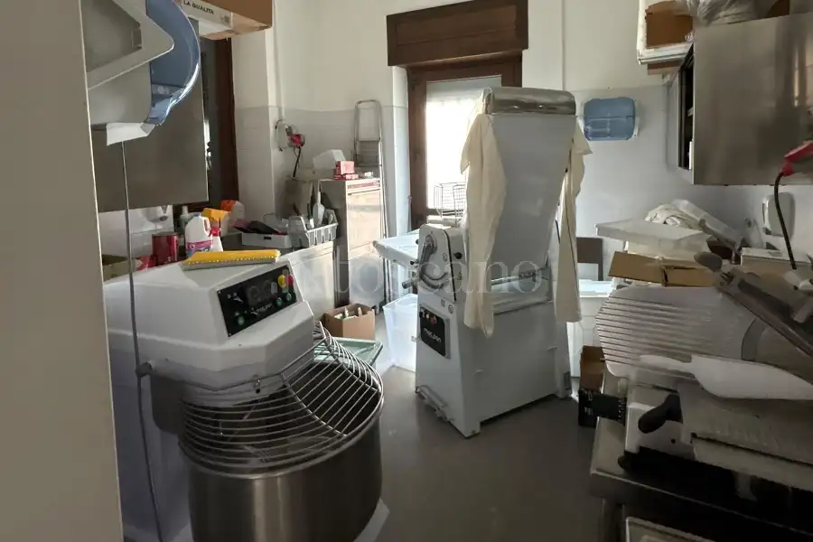 Negozio in affitto di 200 mq a €2.000 (rif. 76/2026)