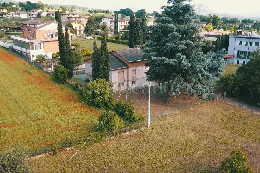 Villa in vendita di 300 mq a €220.000 (rif. 10/2025)
