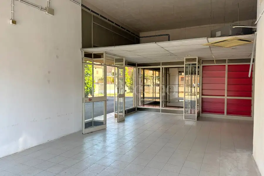 Negozio in affitto di 90 mq a €1.250 (rif. 10/2026)