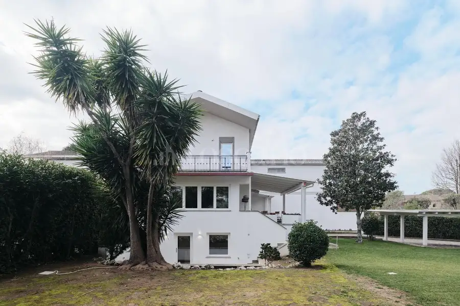 Villa in vendita di 259 mq a €1.300.000 (rif. 2/2026)