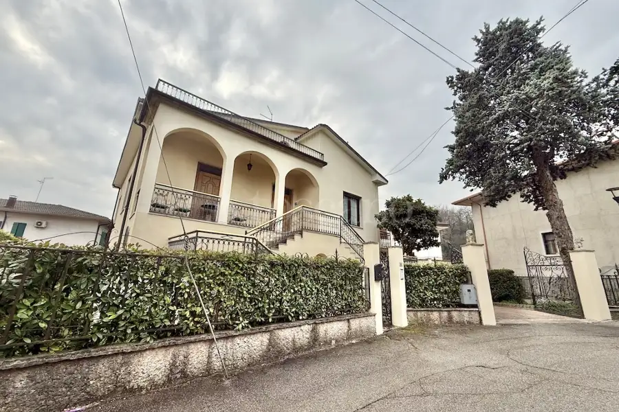 Villa in vendita di 200 mq a €465.000 (rif. 2/2026)