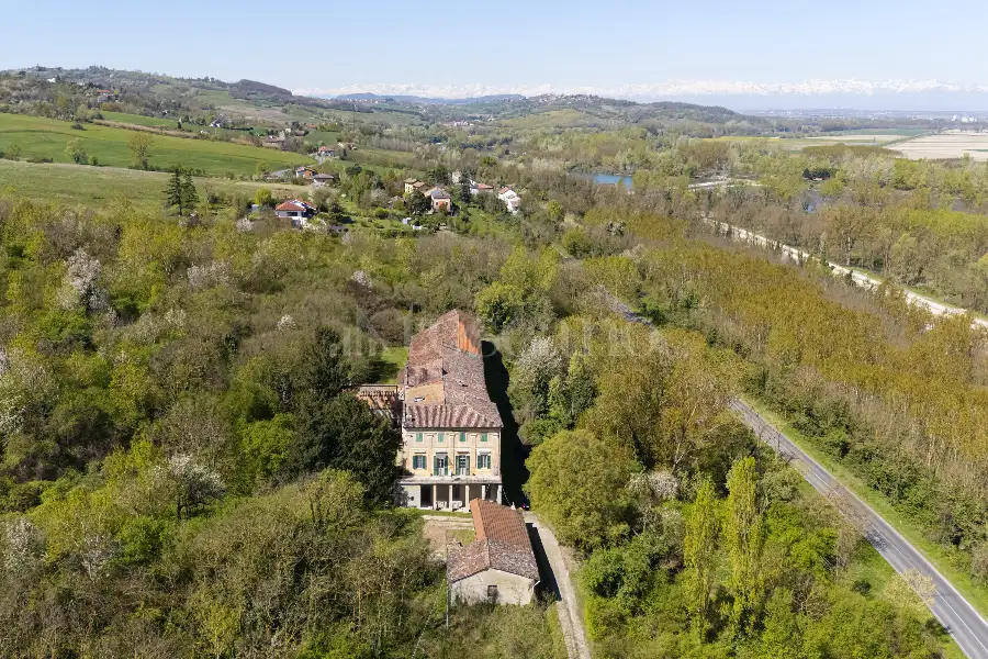 Casale in vendita di 1.000 mq a €1.150.000 (rif. 5/2026)