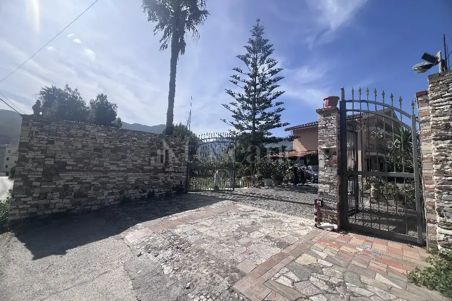 Villa Plurifamiliare in vendita di 250 mq a €890.000 (rif. 16/2024)