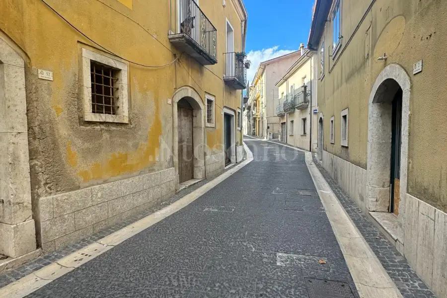 Negozio in affitto di 82 mq a €250 (rif. 98/2026)