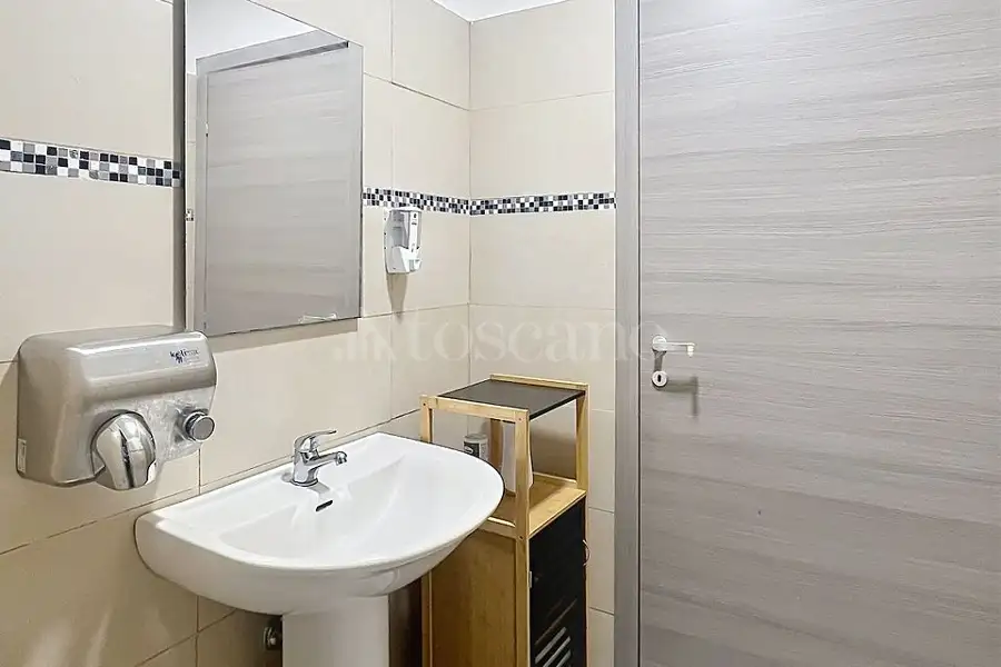 Negozio in vendita di 100 mq a €53.000 (rif. 185/2026)