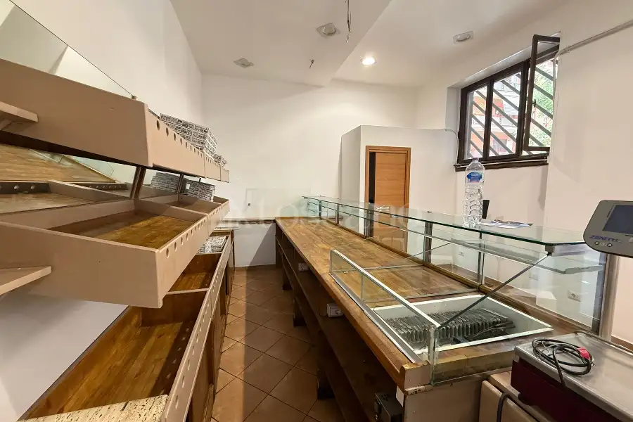 Negozio in affitto di 40 mq a €900 (rif. 79/2025)