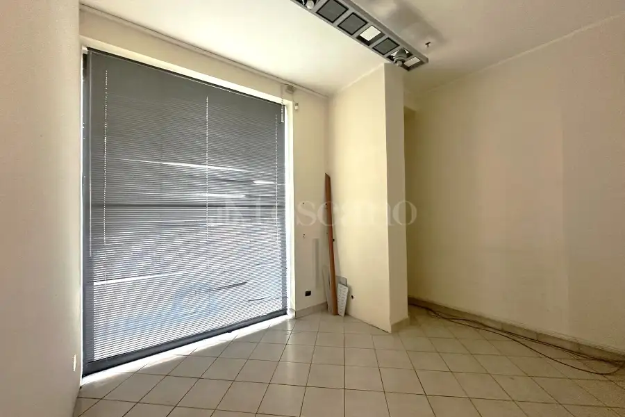 Negozio in affitto di 122 mq a €2.400 (rif. 233/2025)