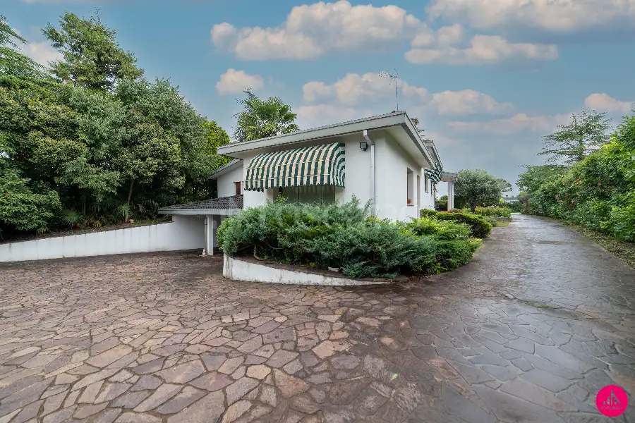 Villa in vendita di 390 mq a €430.000 (rif. 171/2025)
