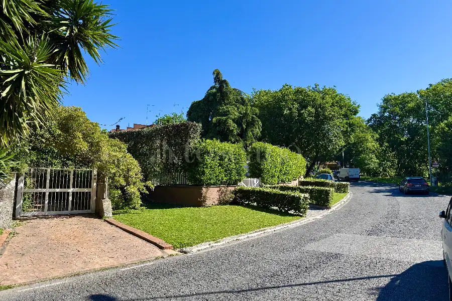 Villa Plurifamiliare in vendita di 430 mq a €395.000 (rif. 19/2026)