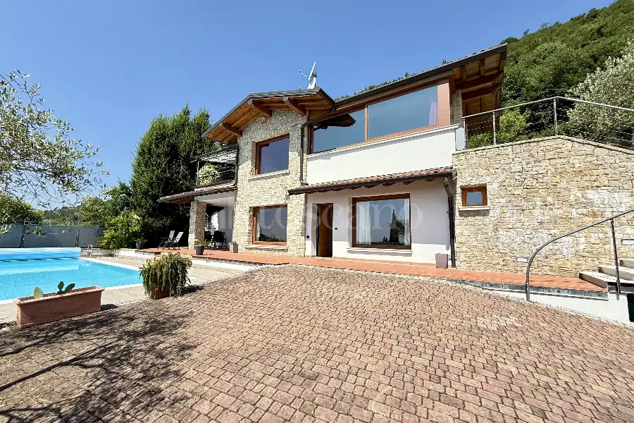 Villa in vendita di 220 mq a €950.000 (rif. 30/2025)