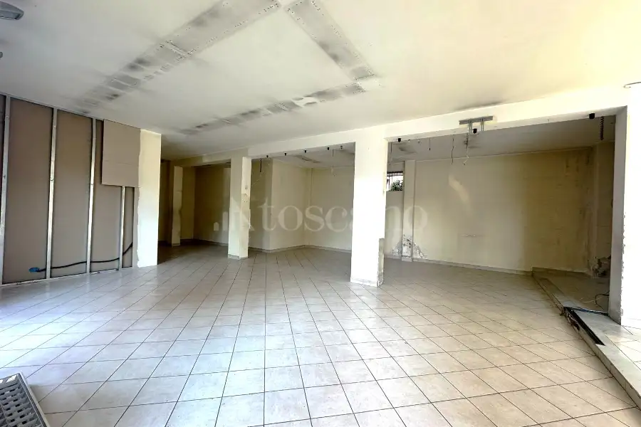 Negozio in affitto di 122 mq a €2.400 (rif. 233/2025)