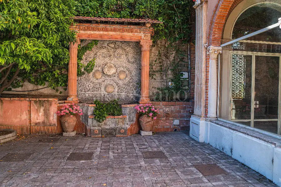 Villa in vendita di 1.200 mq a €4.250.000 (rif. 61/2026)