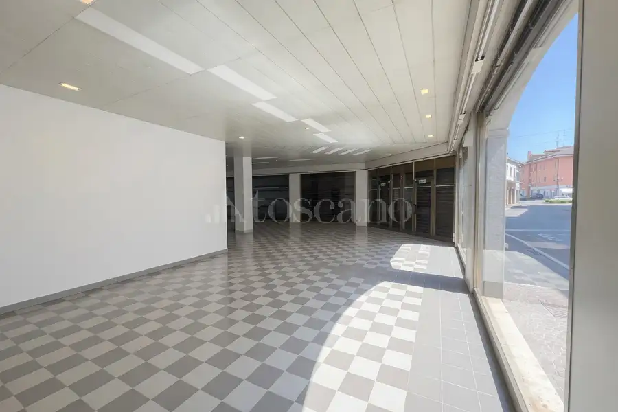 Negozio in vendita di 1.200 mq a €650.000 (rif. 20/2026)