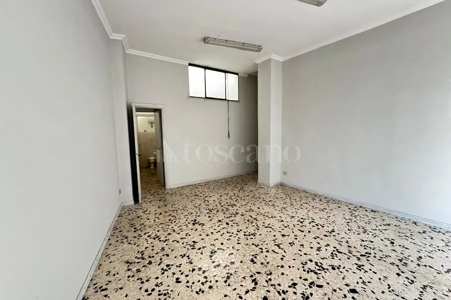 Negozio in affitto di 35 mq a €850 (rif. 17/2026)
