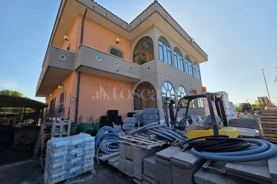 Negozio in affitto di 600 mq a €12.000 (rif. 63/2025)
