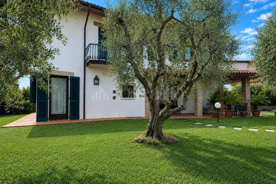 Villa in vendita di 300 mq a €1.600.000 (rif. 12/2026)