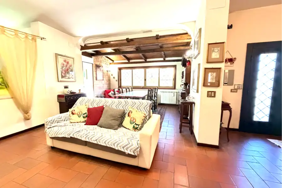 Villa Bifamiliare in vendita di 294 mq a €370.000 (rif. 6/2026)