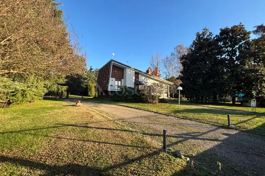 Villa Plurifamiliare in vendita di 370 mq a €1.200.000 (rif. 43/2025)