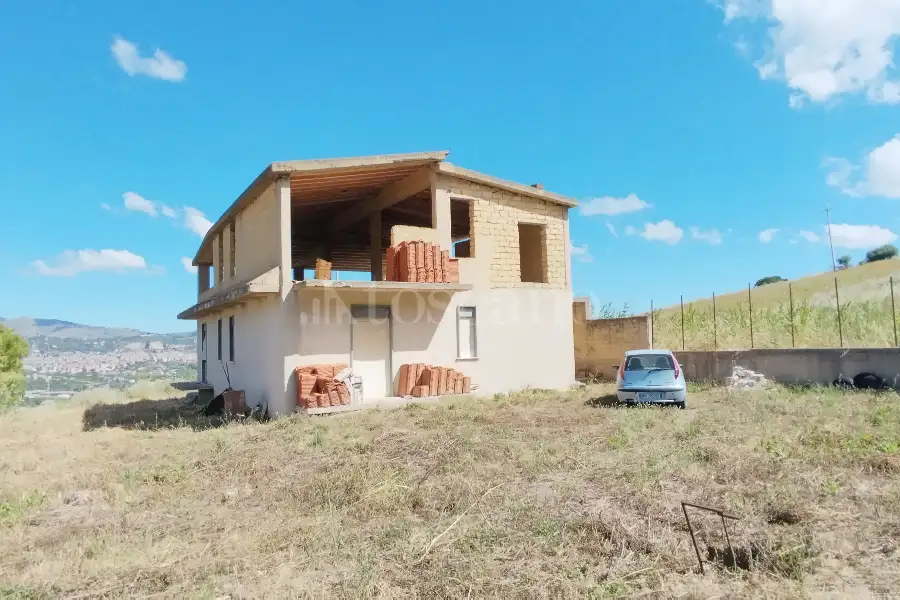 Villa in vendita di 230 mq a €89.000 (rif. 11/2025)