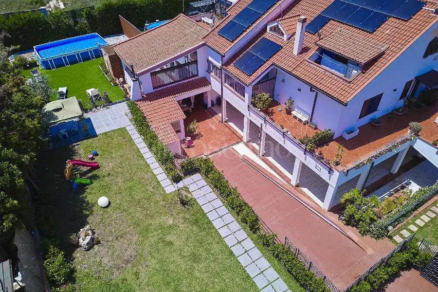 Villa Plurifamiliare in vendita di 550 mq a €1.200.000 (rif. 13/2026)