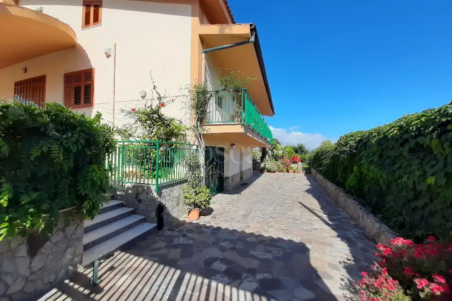 Villa in vendita di 700 mq a €650.000 (rif. 12/2025)