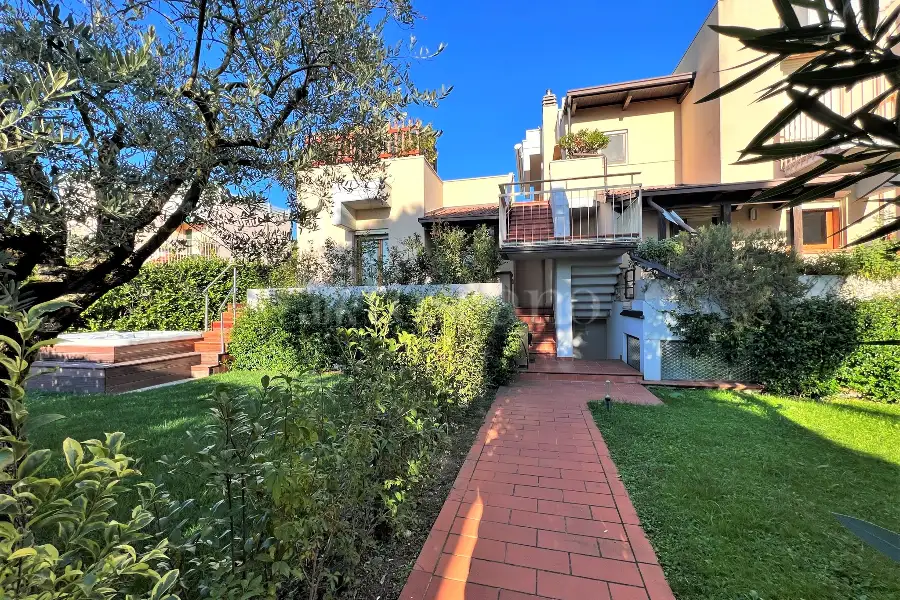 Villino a Schiera in vendita di 300 mq a €2.100.000 (rif. 36/2025)