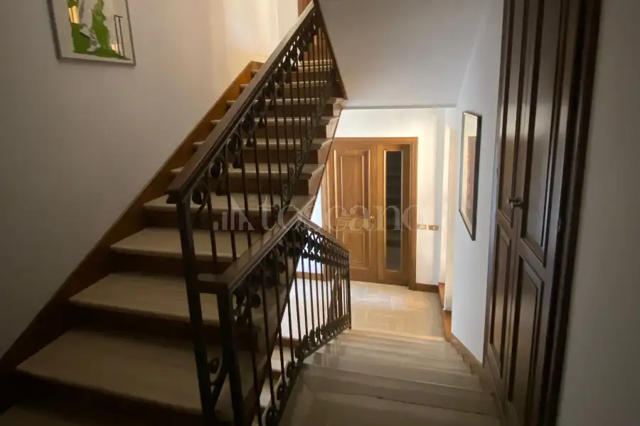 Villa Plurifamiliare in vendita di 850 mq a €899.000 (rif. 5/2026)