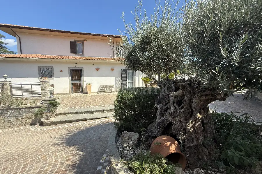Villa Bifamiliare in vendita di 200 mq a €499.000 (rif. 10/2025)