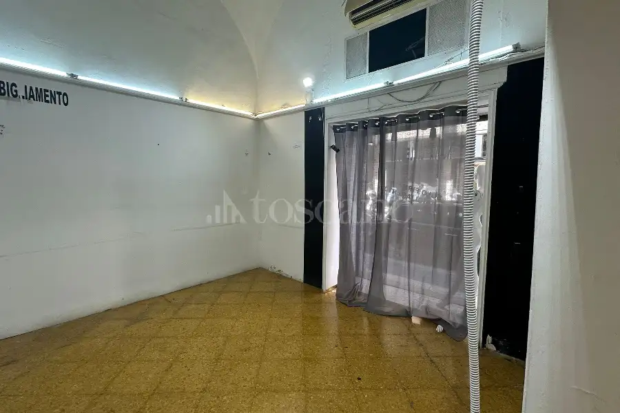Negozio in affitto di 179 mq a €6.450 (rif. 21/2026)