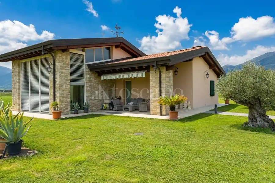 Villa in vendita di 230 mq a €950.000 (rif. 17/2026)
