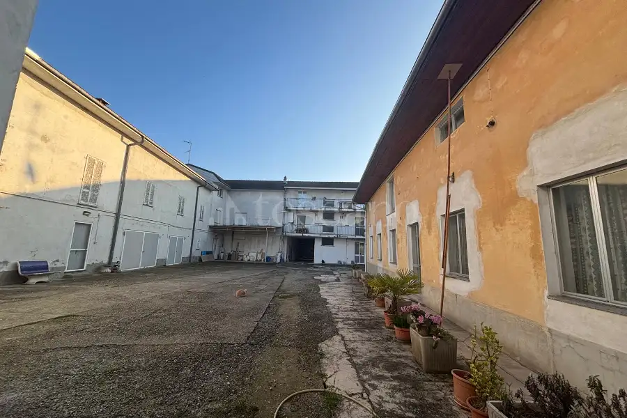 Negozio in vendita di 2.050 mq trattativa riservata (rif. 12/2026)