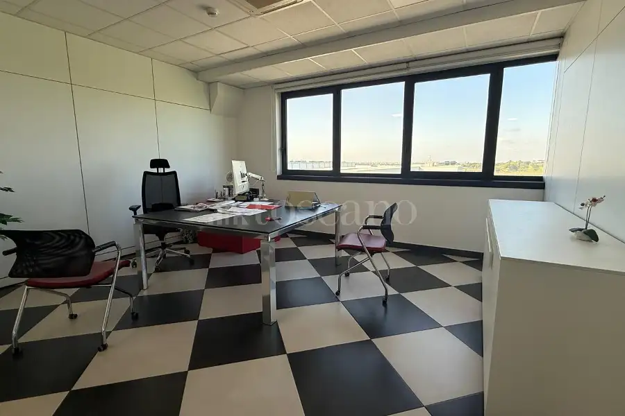 Ufficio in vendita di 300 mq a €350.000 (rif. 24/2026)