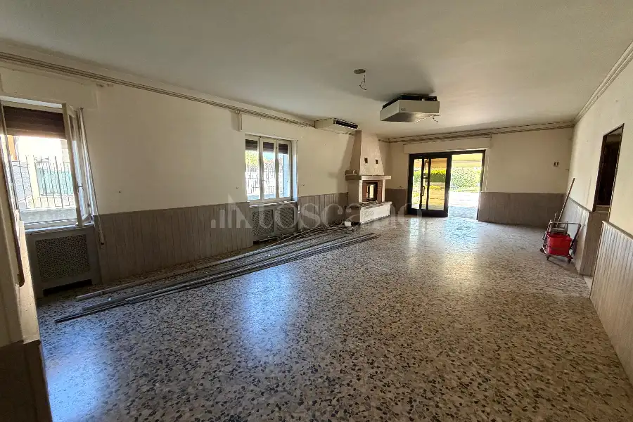 Negozio in vendita di 350 mq a €355.000 (rif. 23/2026)