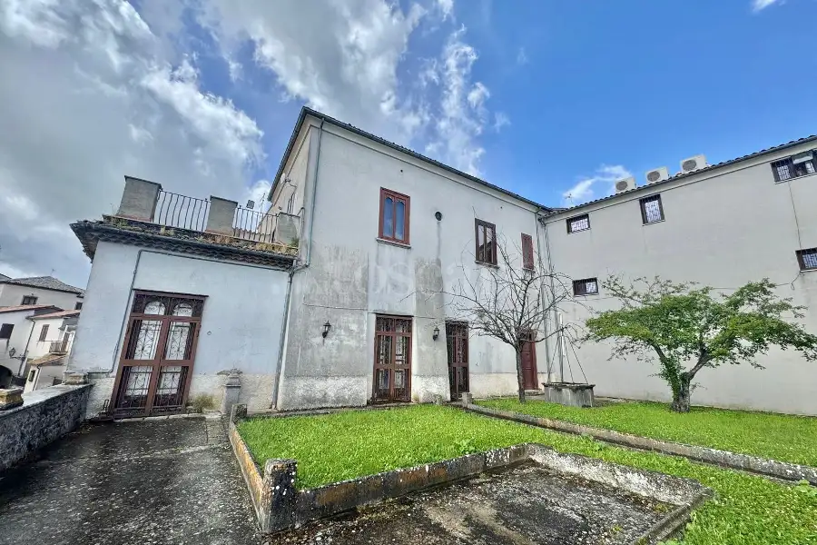 Palazzo in vendita di 600 mq a €180.000 (rif. 127/2026)
