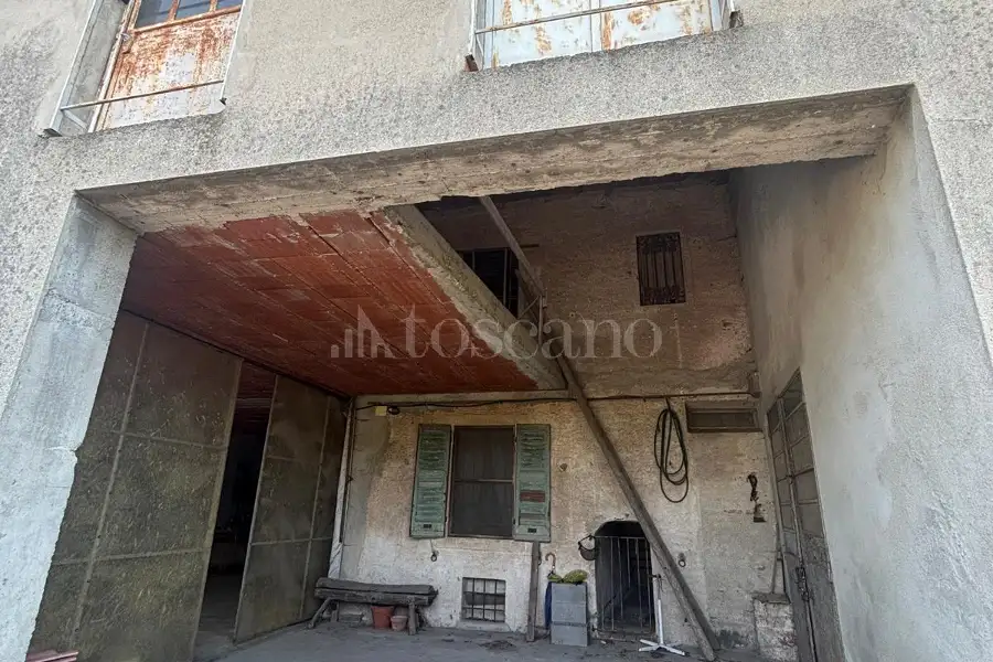 Casale in vendita di 840 mq a €650.000 (rif. 38/2026)