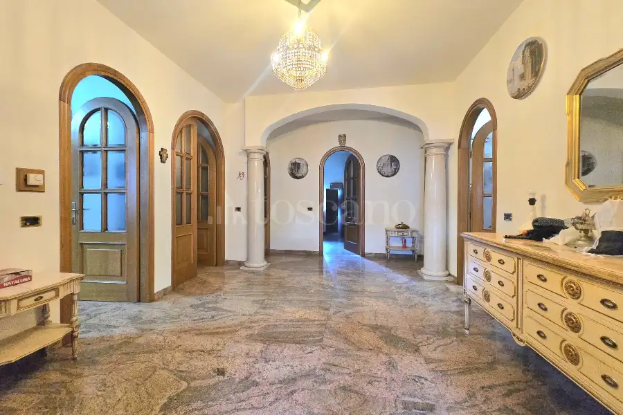Villa in vendita di 550 mq a €970.000 (rif. 10/2026)