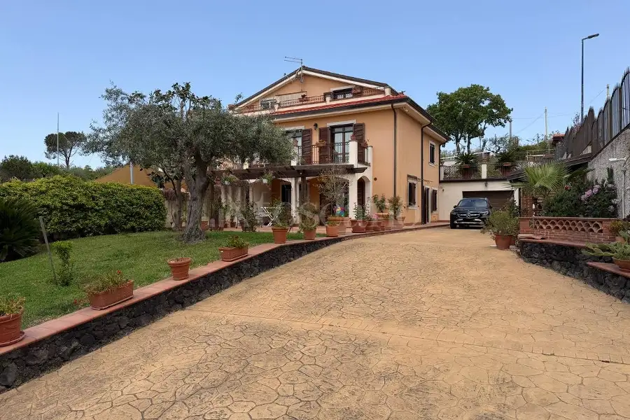 Villa Bifamiliare in vendita di 182 mq a €379.000 (rif. 75/2026)