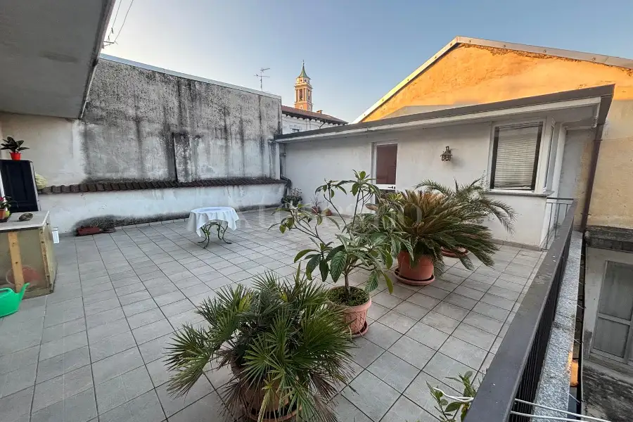 Negozio in vendita di 2.050 mq trattativa riservata (rif. 12/2026)