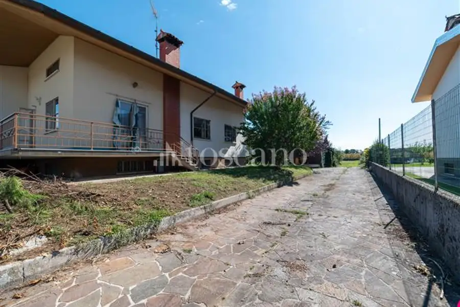 Villa in vendita di 220 mq a €200.000 (rif. 2/2026)