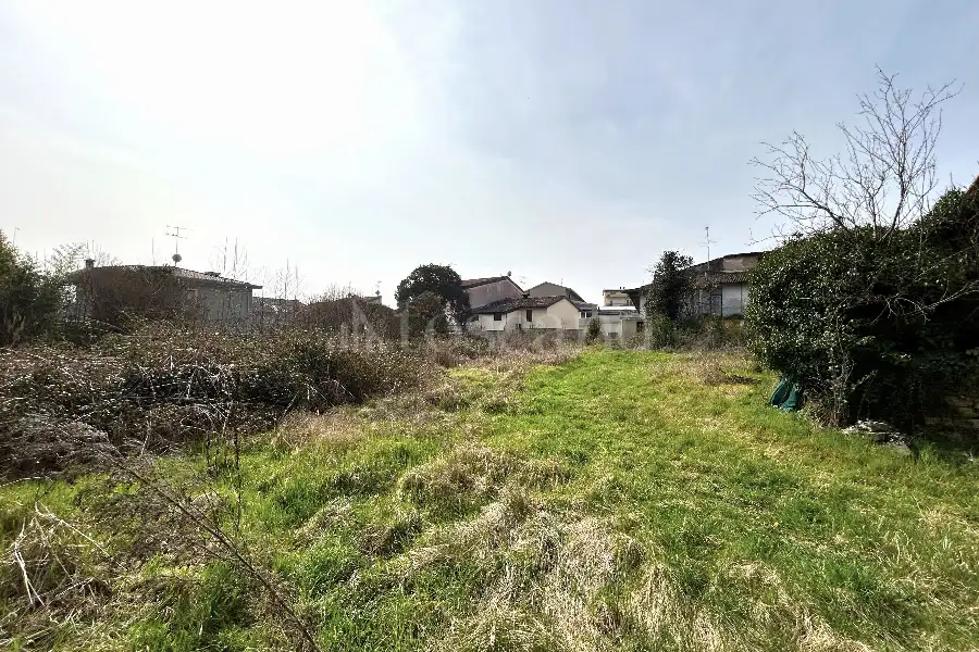 Casale in vendita di 3.000 mq a €850.000 (rif. 5/2026)