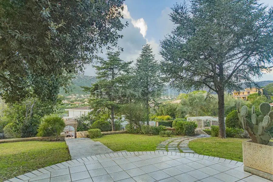 Villa in vendita di 500 mq a €990.000 (rif. 100/2025)
